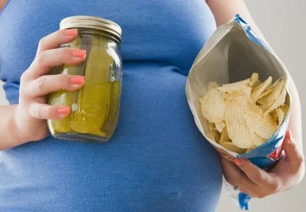 Соленые огурцы беременным. Девочка ест солёные огурцы. Необычные продукты. Соленые огурцы беременным. Тяга к соленому.