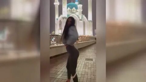 Девушка полуголая танцевала перед мечетью