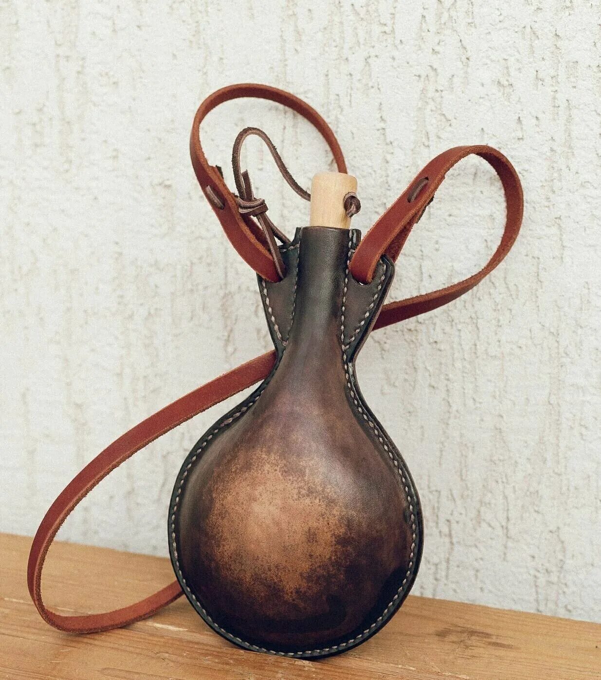 фляга из кожи «бурдюк» 1л. курдюк бурдюк. фляга бурдюк 3л. кожаная фляга бурдюк. средневековая кожаная фляга.