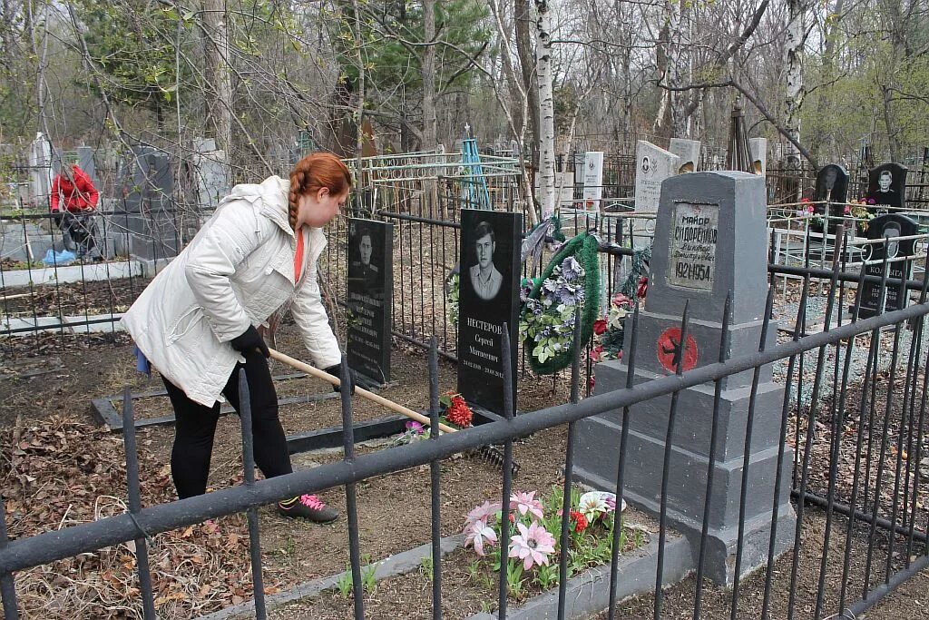 Колумбарий на лесном кладбище владивосток. Часовня уссурийске кладбище. Уссурийское городское кладбище. Аллея славы на кладбище. Заброшенное кладбище.