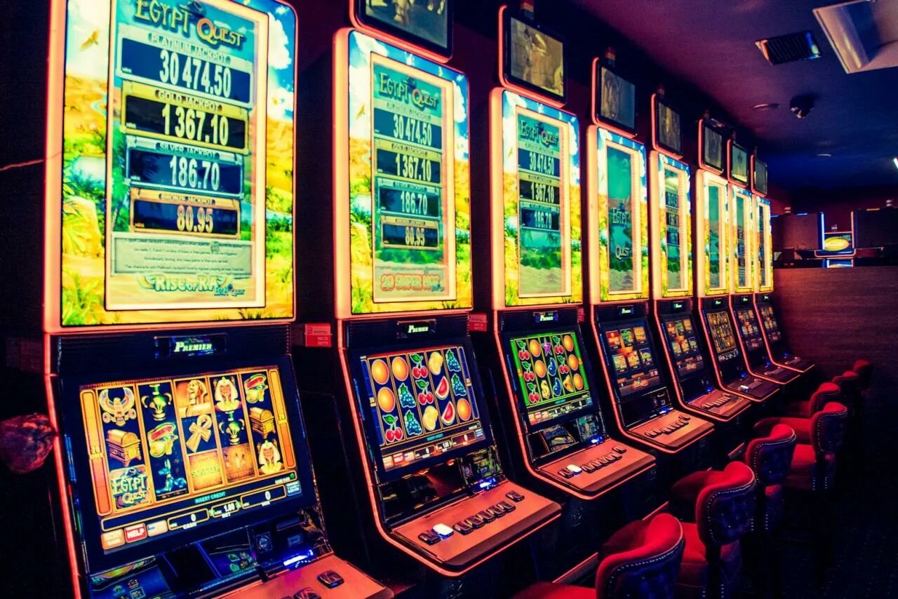 Игровые автоматы которые дают 50000 кредитов. Игровые автоматы Babooshka Atronic. Игровые автоматы Голден Стар. Автомат казино. Игровой автомат казино.