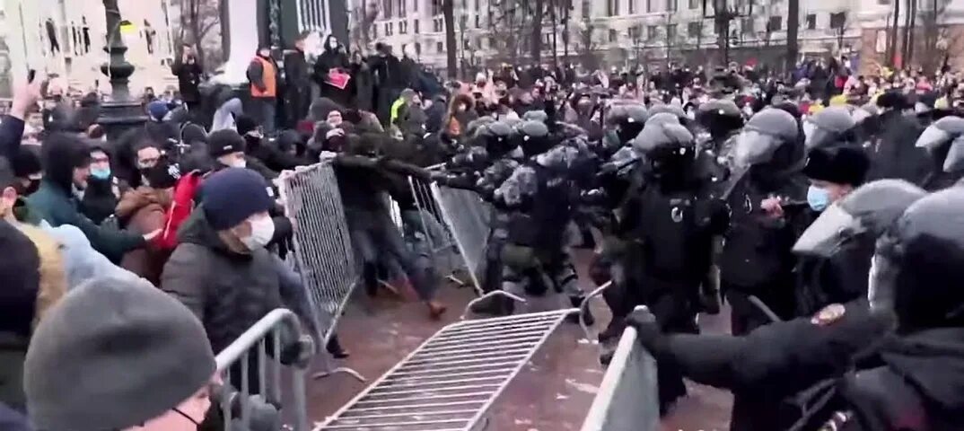 Стычки полиции с митингующими.