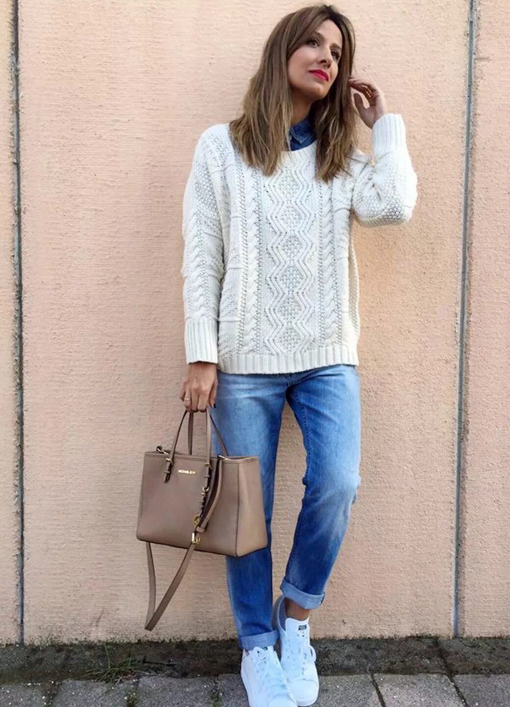 джинсы и свитер женские. джинсы оверсайз. джинсы и свитер женские. джемпер с джинсами. джинсы и свитер женские.