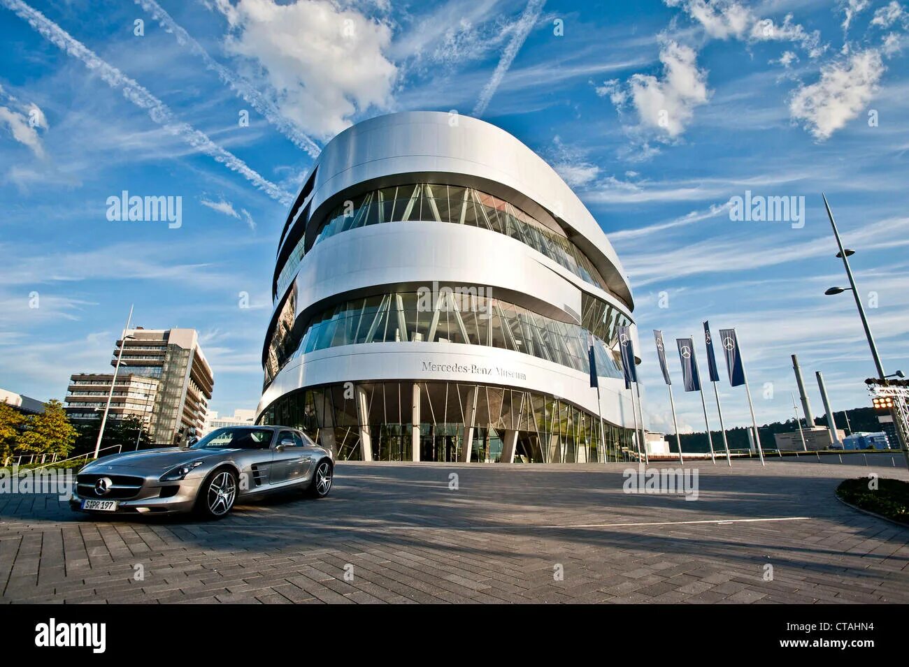 Музей mercedes-benz. Мерседес мюнхен. Мерседес бенц штутгарт. Музей мерседес бенц в штутгарте. Штутгарт мерседес.