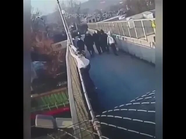 В Кропоткине подростки спасли девушку с моста. Парень спас девушку крокус