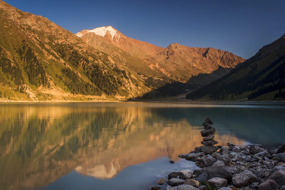 Чудеса природы казахстана. Бао озеро Алматы. Горы Алматы Бао. Алматинское горное озеро. Алма Ата озеро в горах.