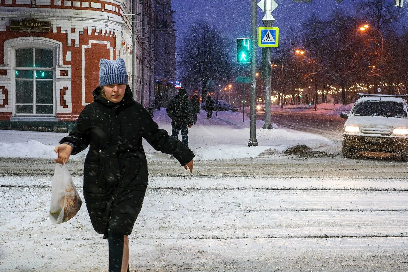 Успеть на зеленый. Фотосессия в переходе. Новосибирск завалило снегом фото. Успеть на зеленый. Зеленый цвет светофора.