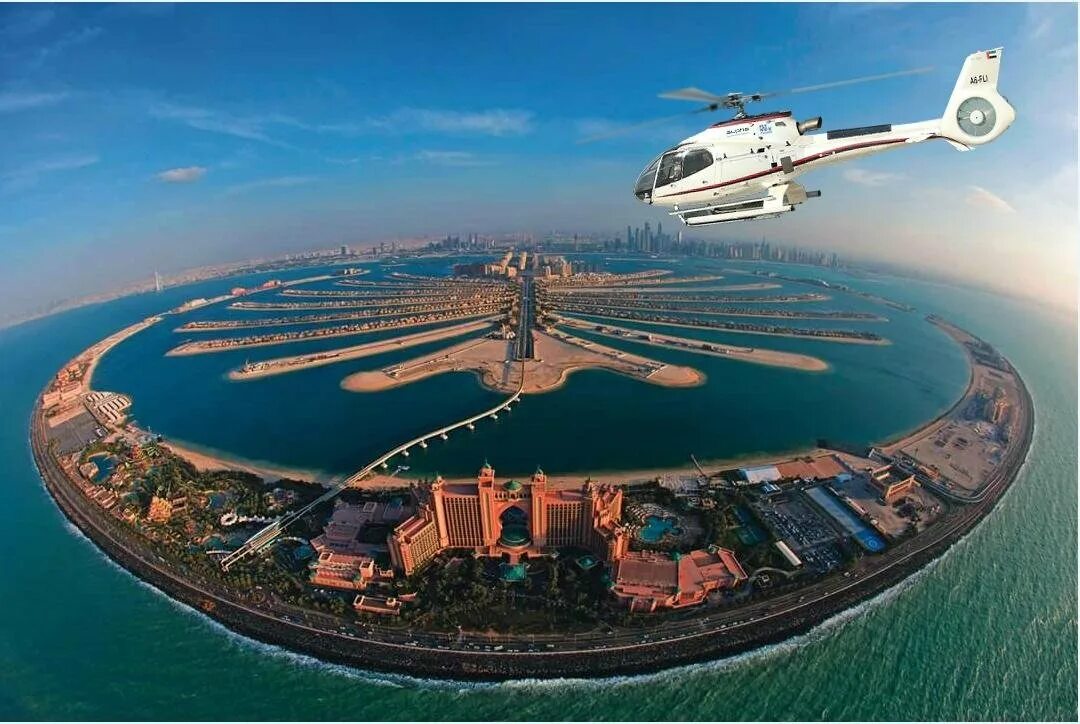 Дубай на четверых. Остров в Дубае Палм-Джумейра. Палм Джумейра Атлантис. Дубай остров Пальма Джумейра. Дубай Атлантис хеликоптер.