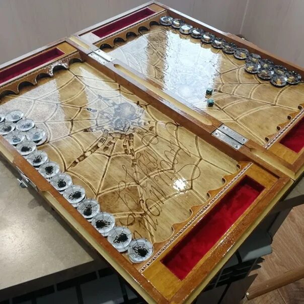 Нарды из смолы. Нарды из эпоксидки. нарды из смолы и дерева. нарды с эпоксидной смолой.