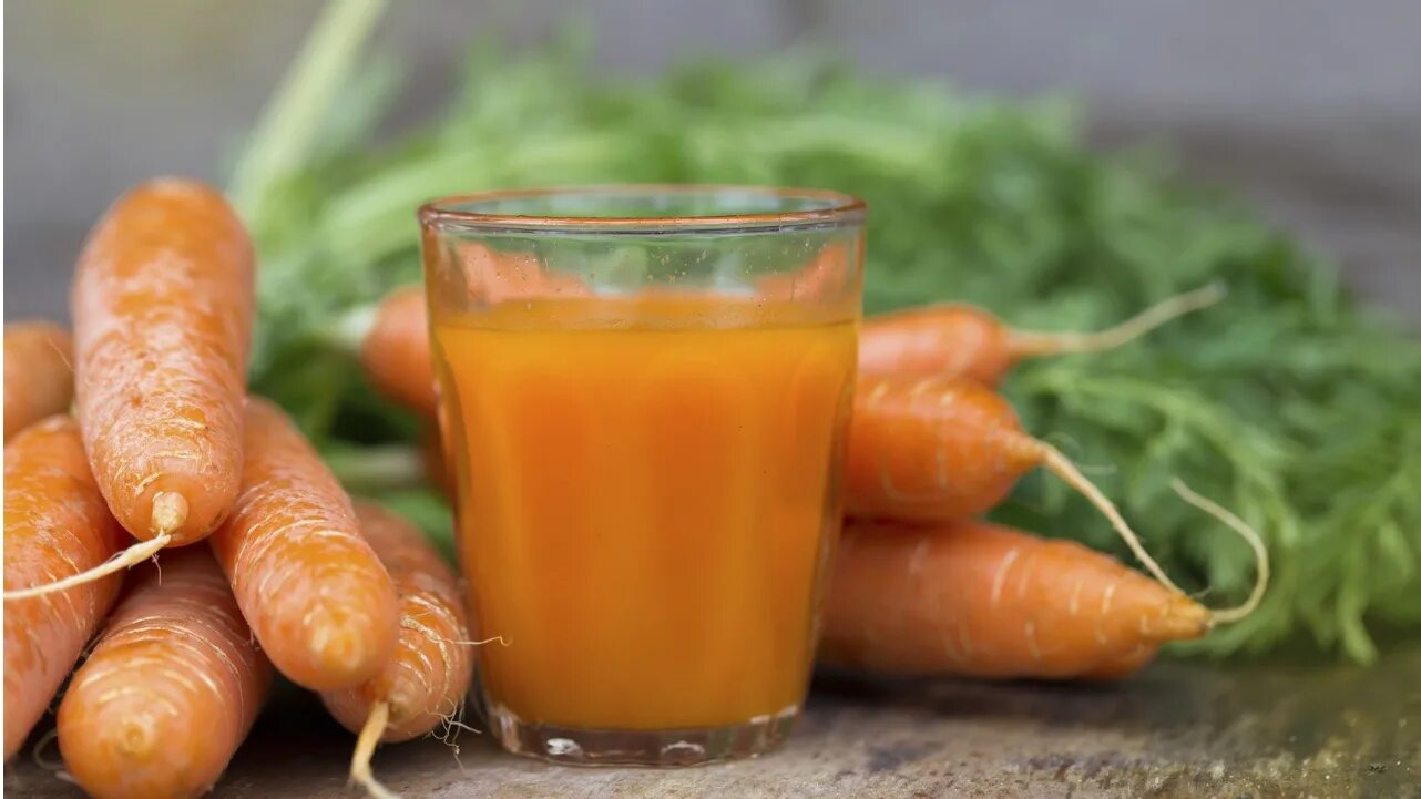 Любит ли морковь. Морковный сок. Морковь сок. Морковный сок на зиму в домашних условиях. Морковный сок при диарее.