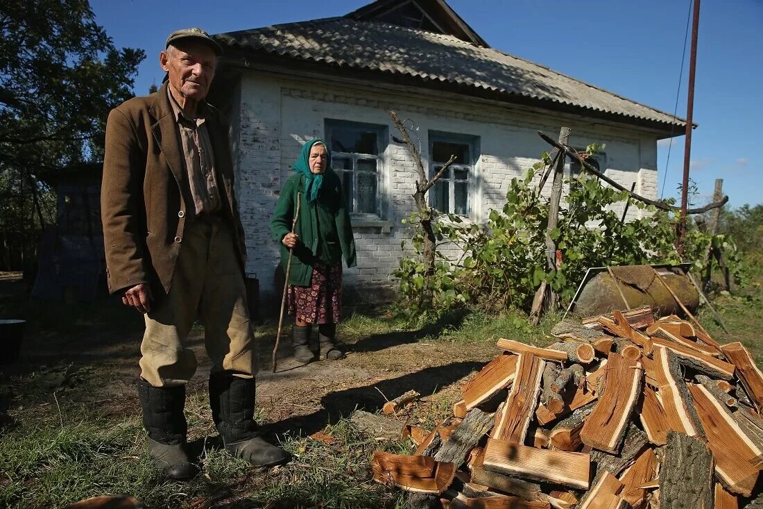 Самоселы в припяти. Чернобыль зона отчуждения самоселы. Чернобыль люди которые были там. Самоселы в чернобыльской зоне. Чернобыль люди которые живут в чернобыле.