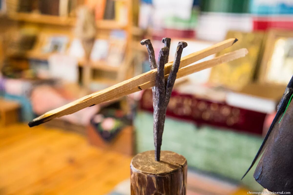 светец что это в древней руси. подставка для лучины. лучина это в древней руси. светец лучинник. подставка для лучины, освещавшей жилье избы.