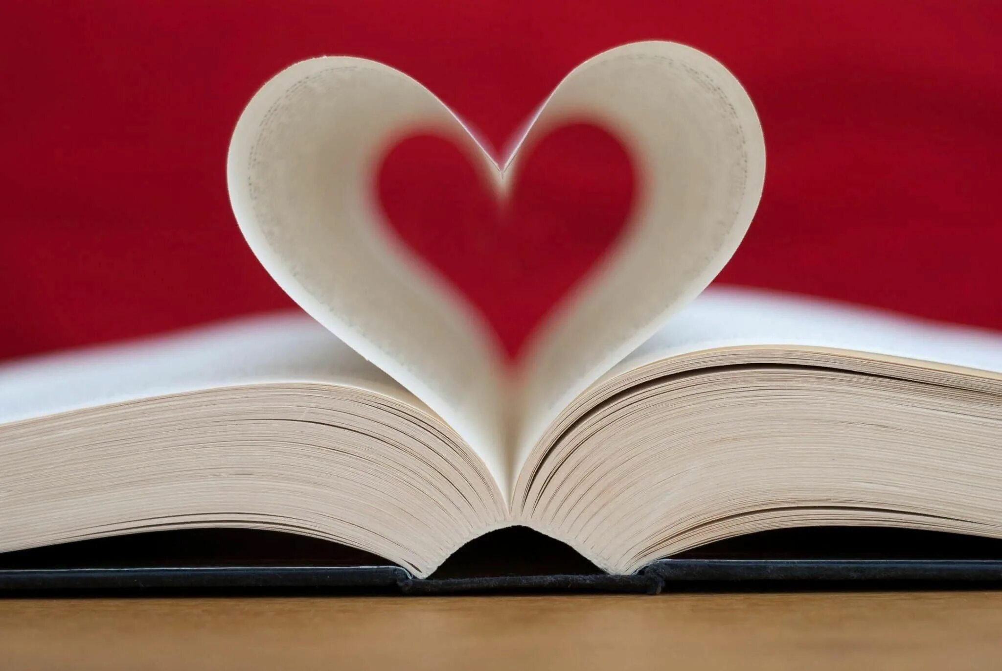 Читать любовь друзей. Сердечко из книг. Книга о любви. Книга сердце. Сердце из книг в библиотеке.