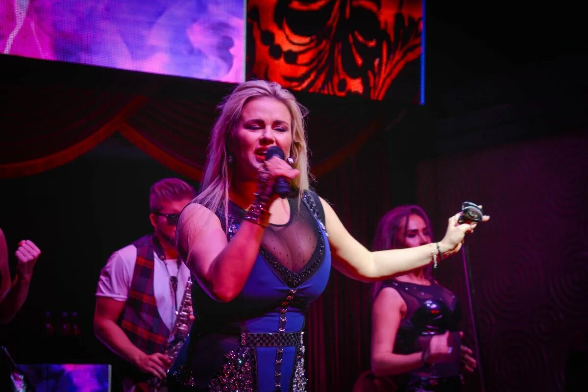 анна семенович 2018 концерт. концерт анны семенович. концерт семенович 2021. концерт анны семенович. анна семенович в луганске концерт.