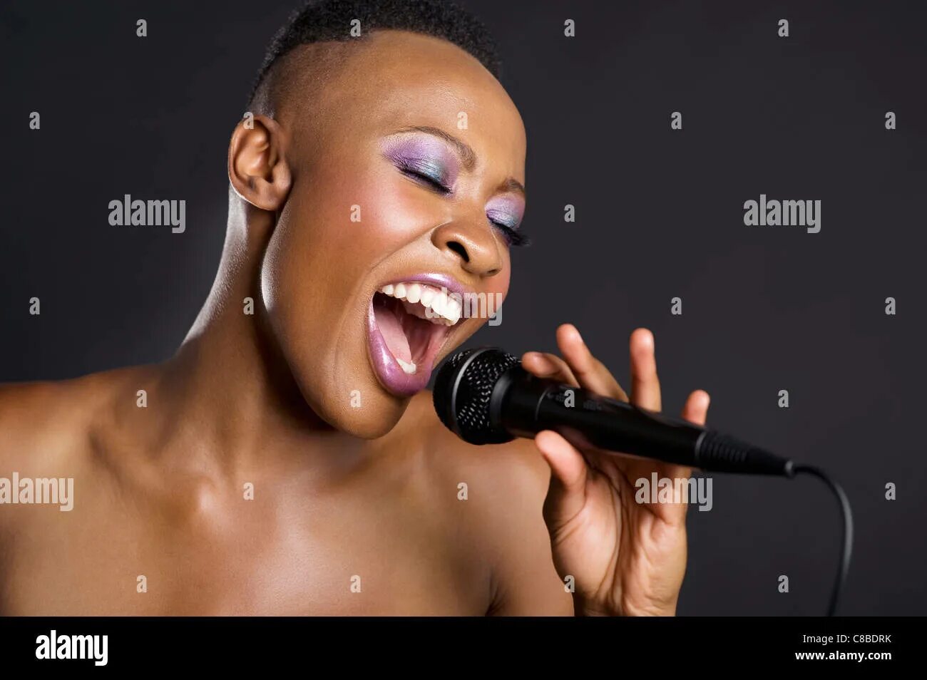 Песня у негритоса. Афроамериканская джазовая певица Алекс. Лысая Афроамериканская певица. Певица негритянка. Французская певица темнокожая.