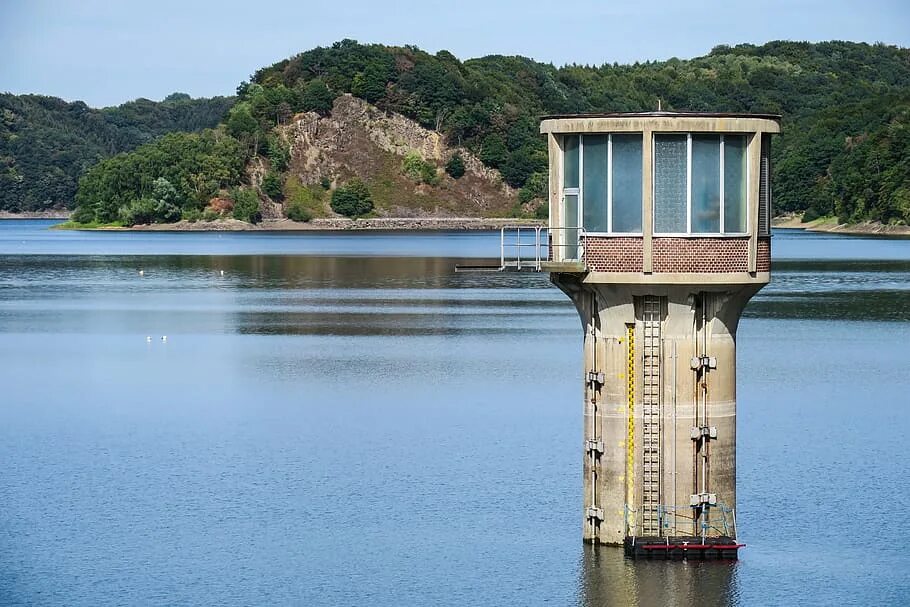 Водозаборная башня в водохранилище. Водозаборная башня на реке Нижний Новгород. Береговой водозабор. Водозаборные сооружения Берегового типа.