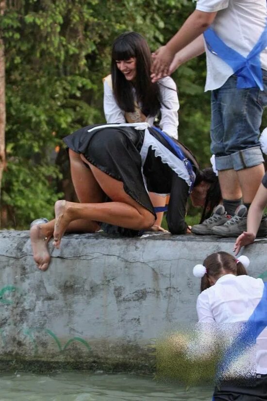 пьяныедевушкивголготках. юбкой заглядываем под юбку. девушки подглядывание. русский пьяные подсмотренное. красивая пьяная девушка.