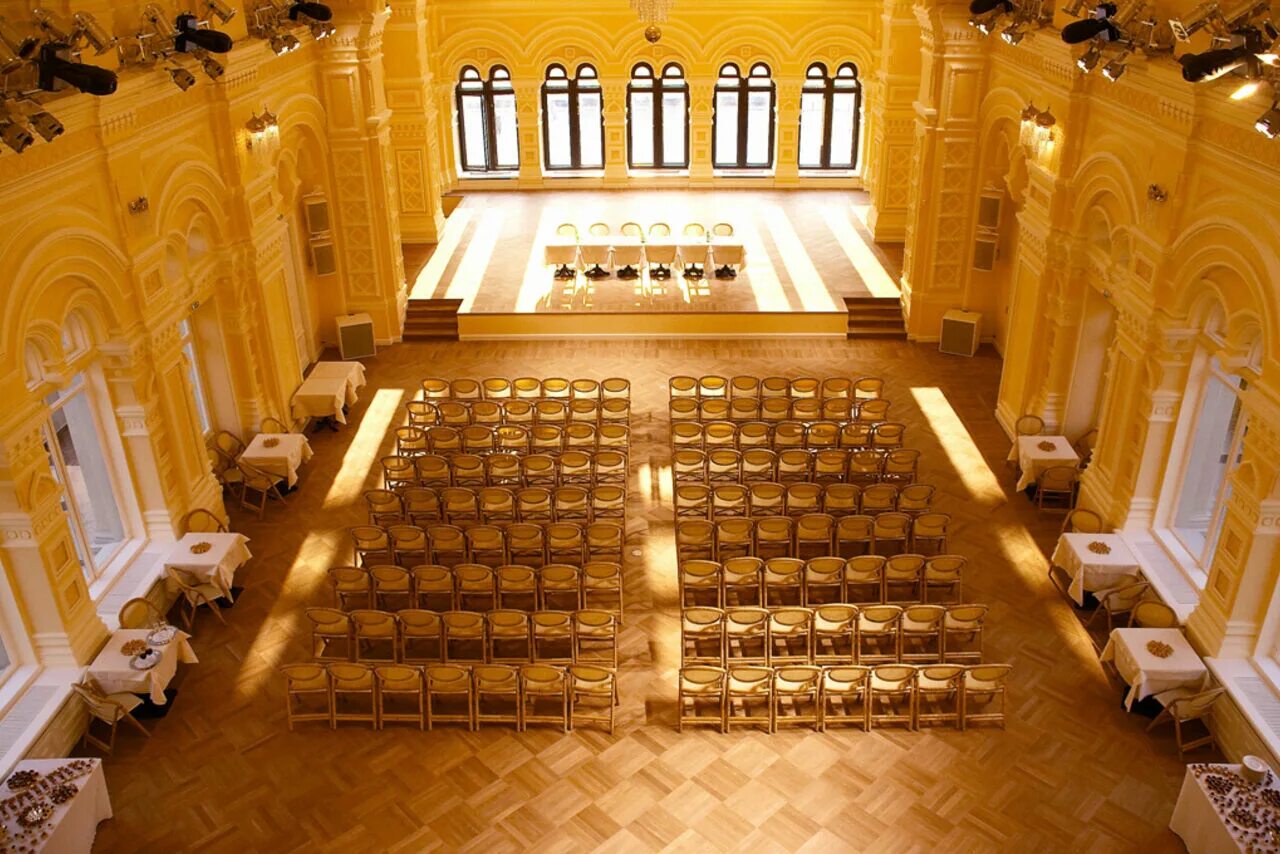 Дем зал гум. Бальный зал гума. Дем зал. Демзал гума. Зал для единоборств в школе.