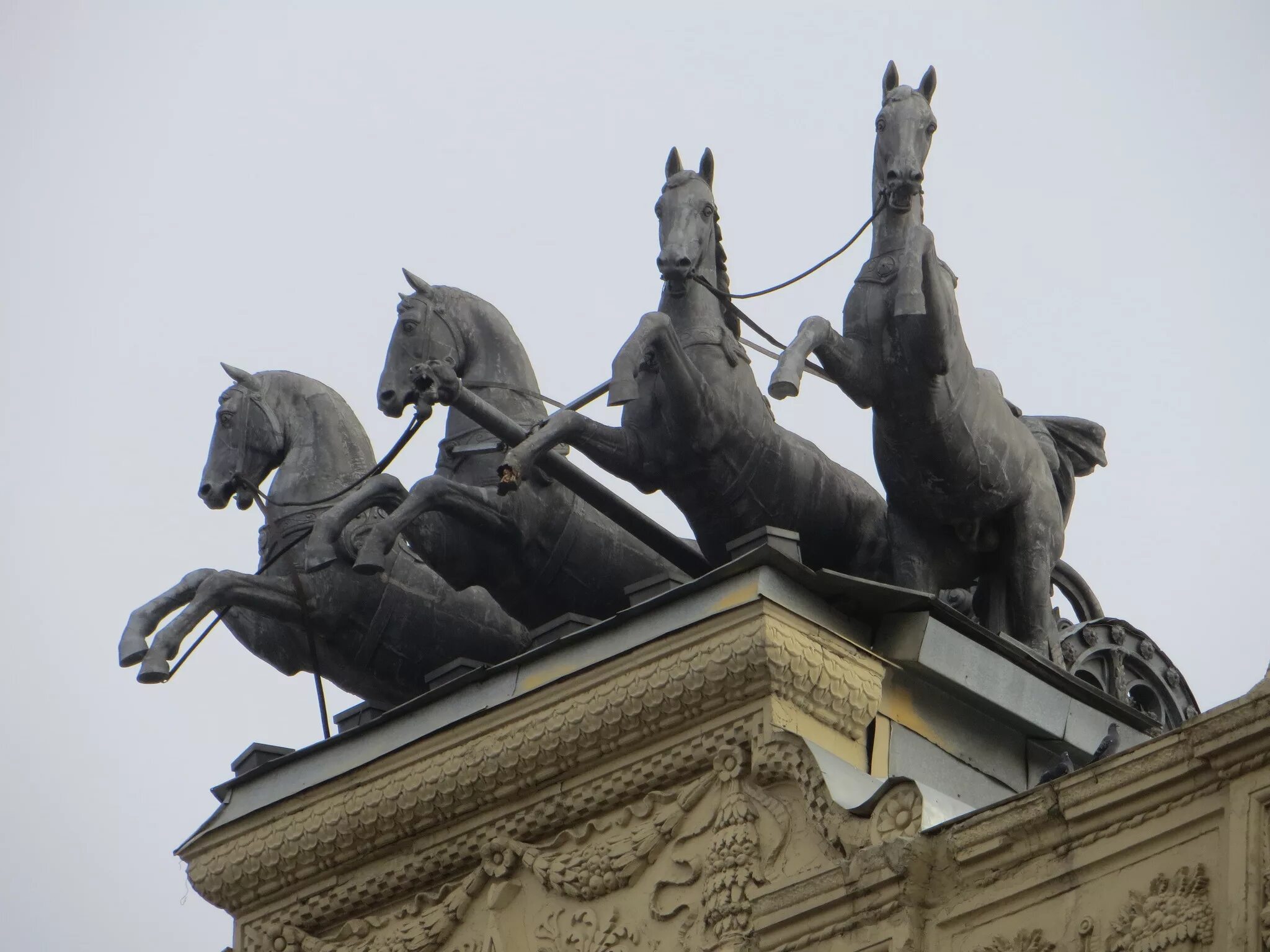 Квадрига Аполлона в Москве. Большой театр Квадрига Аполлона. Здание с конями на крыше. Здание с лошадьми на крыше.
