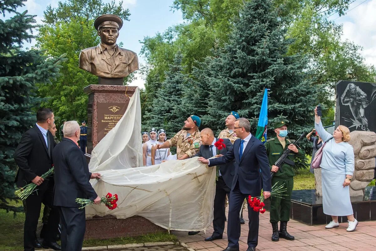 Завтра малоярославец. Памятник генералу Маргелову в.Малоярославец. Памятник Василию Маргелову в Малоярославце. Памятник Маргелова в Малоярославце Калужской области. Открытие памятника Маргелову в Малоярославце.