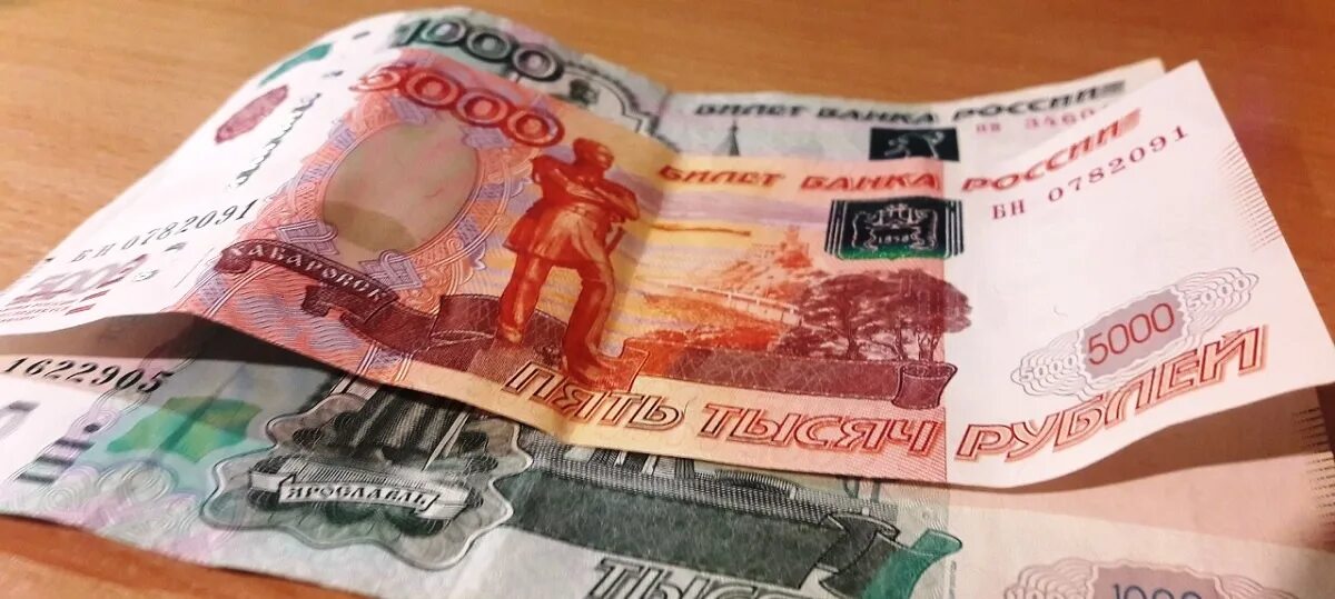 1000 и 5000 рублей. 5000 Рублей. 5 Тысячные купюры. Новая 5000 купюра. Ветхие купюры.