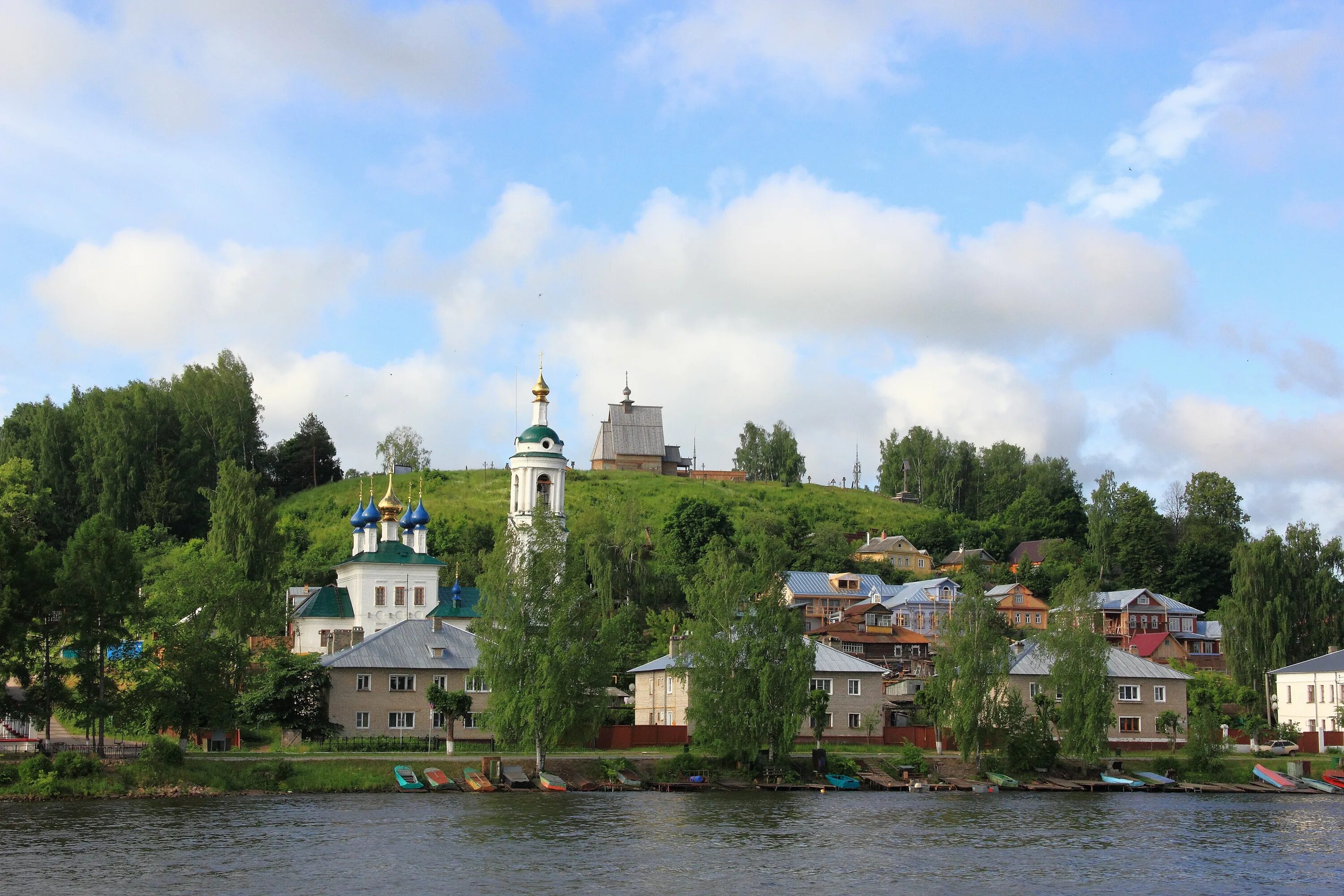 Река Волга Плес. Городок Плес на Волге. Река Волга в городе Плёсе. Волга Плес вид с реки.