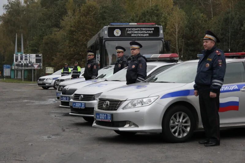 Автомобили полиции Брянск. ДПС Новозыбков машины. Полиция Новозыбков ДПС. Машина ГИБДД Брянск. Гибдд брянск телефон