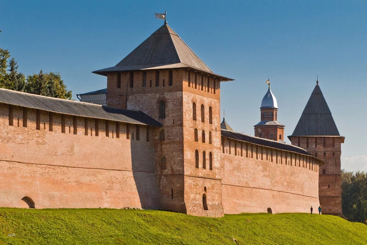 Великая кремлевская стена. Новгородский Кремль Детинец Великого Новгорода. Великий Новгород Детинец Кремль. Стены и башни Новгородского Кремля Великий Новгород. Златоустовская башня Новгородского Кремля.