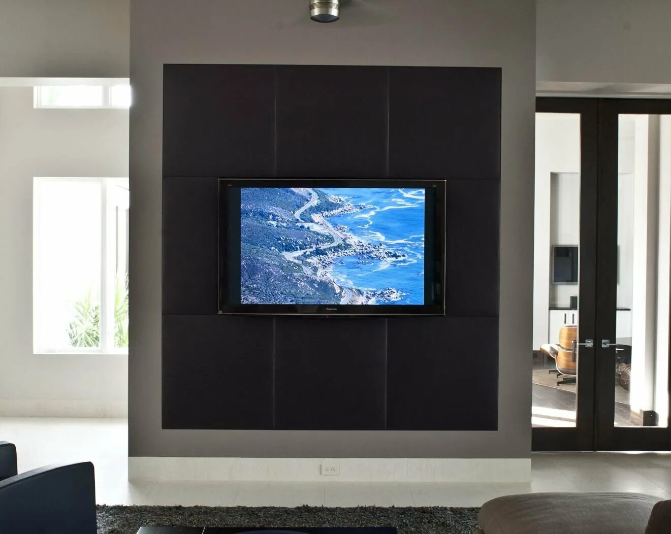 Встроенные каналы в телевизоре. Телевизор встроенный в стену. Телевизор встроен в стену. Встраиваемый телевизор. Панель для телевизора.