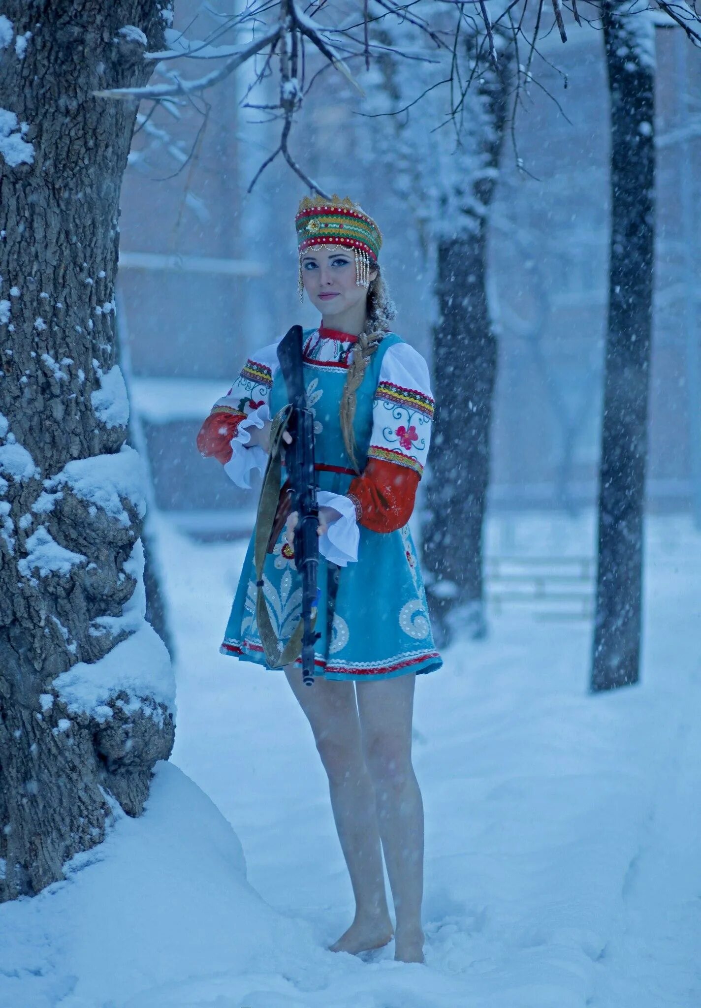 Снег юля. Босоногая Снегурочка. Босая Снегурочка. Фотосессия в русском стиле зимой.