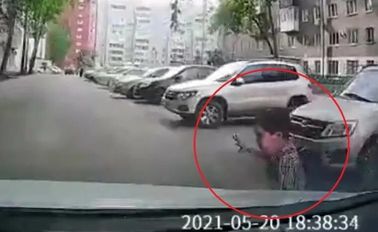 Что бывает когда сбивает машина. Автоподстава на дороге. Перебегает дорогу в неположенном месте. Кинулась под машину. Кинулась под машину.