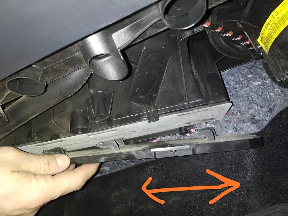 Как снять фильтр салона Замена салонного фильтра. Hyundai Accent (2G), 1,5 л, 2008 года своими руками