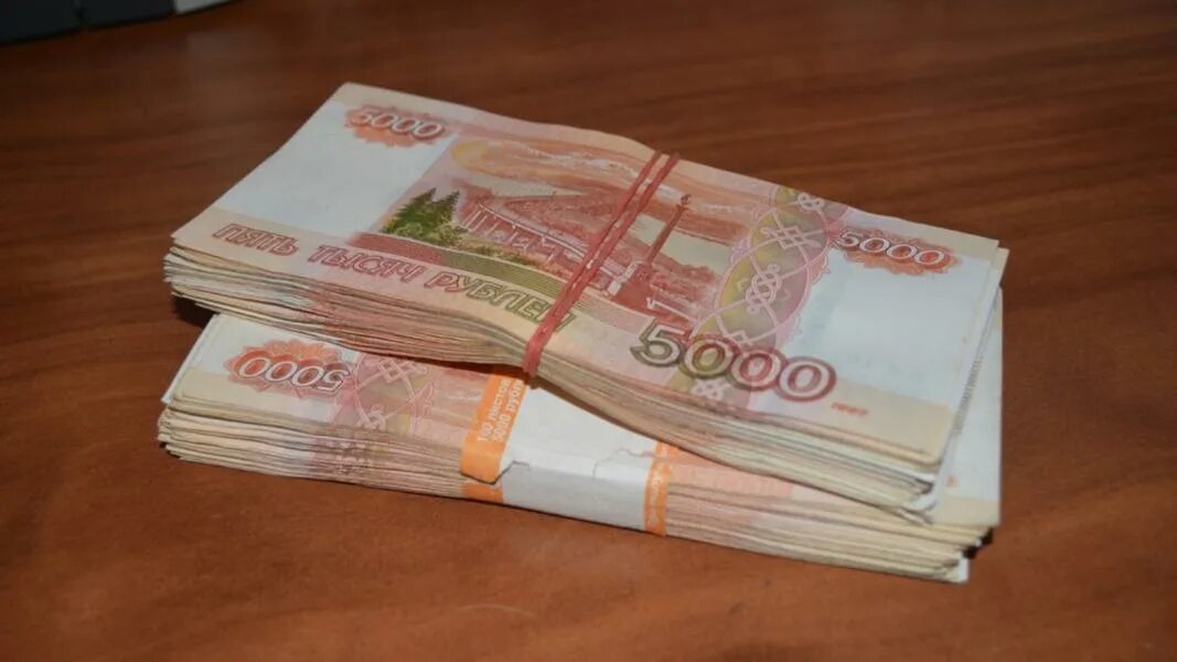7 от 1 000 000 рублей. 1000000 Рублей. Деньги 5 миллионов рублей в пачках. Пачка 5000. Пачка денег на столе.