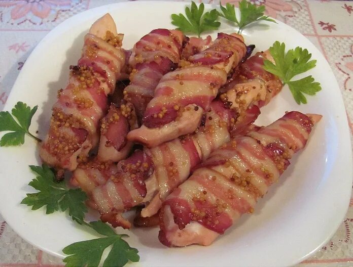 Рецепт куриного филе в беконе в духовке. Куриное филе в беконе. филе курицы в беконе. рулетики из куриного филе с беконом. рулетики из куриной грудки в беконе.
