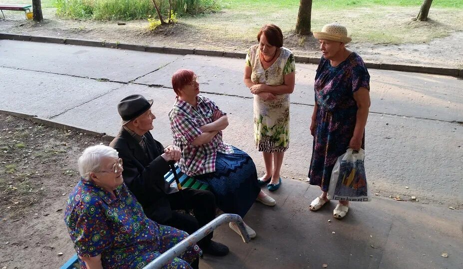 Бабушки тройничек. Пенсионеры у подъезда. Бабушки на лавке. Бабульки у подъезда. Бабки на лавке.