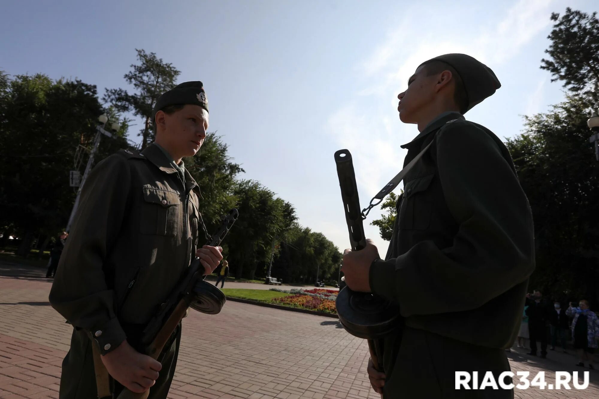 Новости 15.04 24. Почетный караул Волгоград. Почетный караул школьников. Караул на 9 мая школьники. Караул 9 мая.