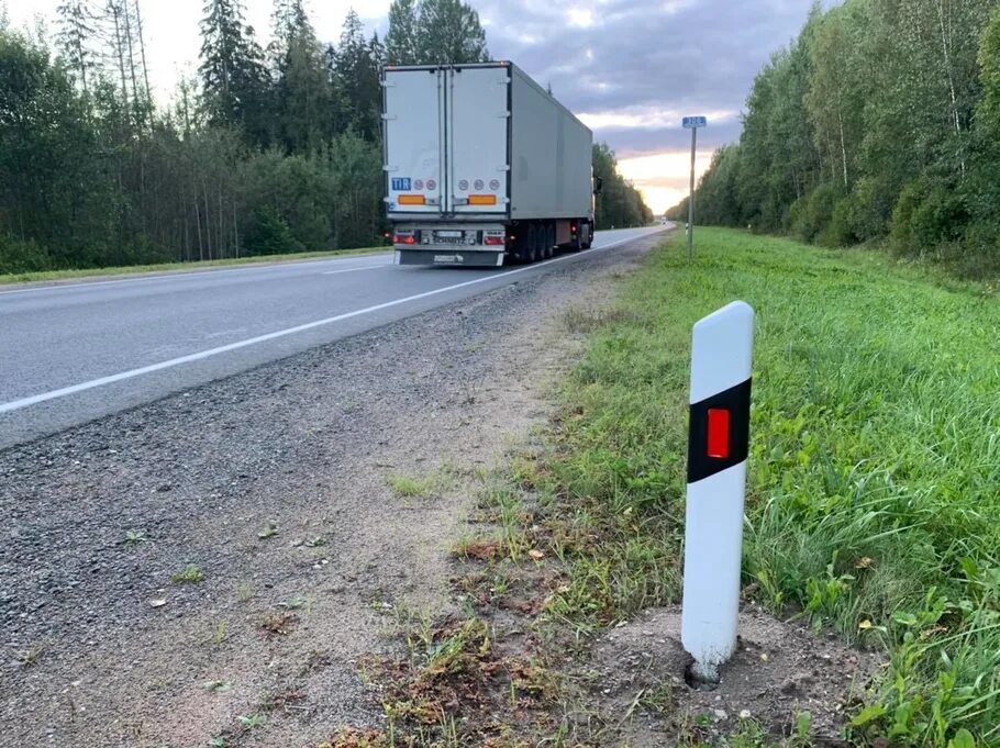 Такой столб отмечает расстояние на автомагистрали. Сигнальные столбики. сигнальные столбики на дороге. дорожный столб. пикетные столбики на автомобильных дорогах.
