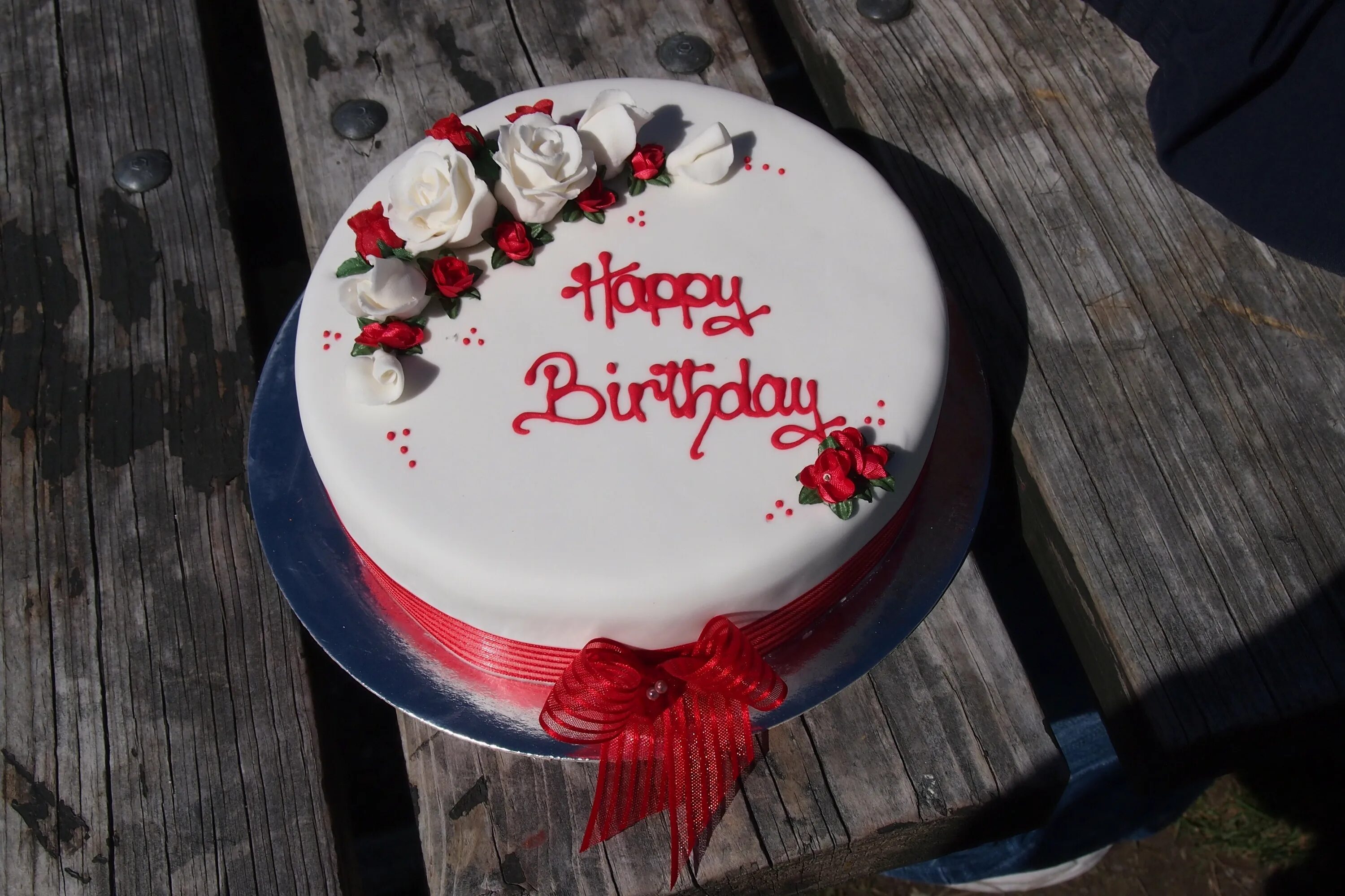Надписи на торт с днем рождения девушке. Тортик с днем рождения. Торт с надписью. Надпись на торте с днем рождения. Торт с днём рождения картинки.