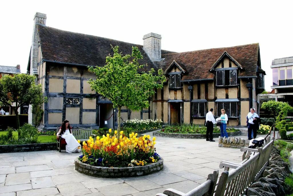 Stratford upon avon shakespeare. Дом-музей Шекспира Англия. Музей Шекспира в Стратфорд-на-Эйвоне. Стратфорд дом Шекспира. Дом Уильяма Шекспира в Стратфорде.