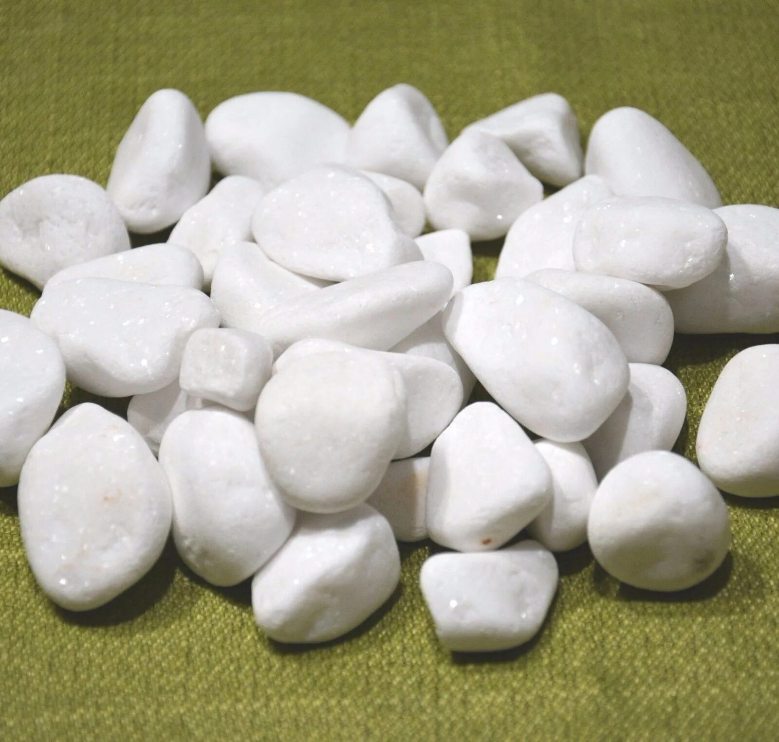 Белые камни где находится. Белый непрозрачный камень. Камни белого цвета. Белый непрозрачныйкамнень. Белая галька.