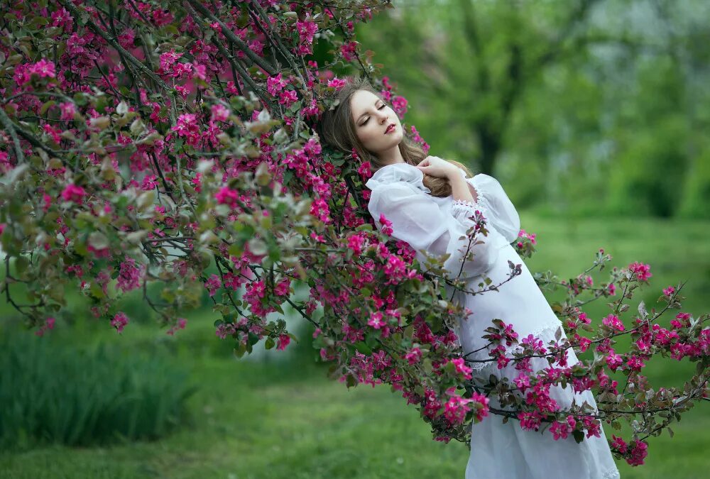 Либо среди цветов. Девушка среди цветов. фотосессия в кустах цветов. девочка среди цветов. девушка среди роз.