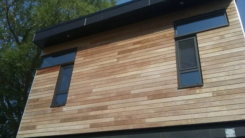 Современный фасад с рейками. Термодоска для фасада. Thermowood facade. Термодоска для фасада. Планкен термоясень.