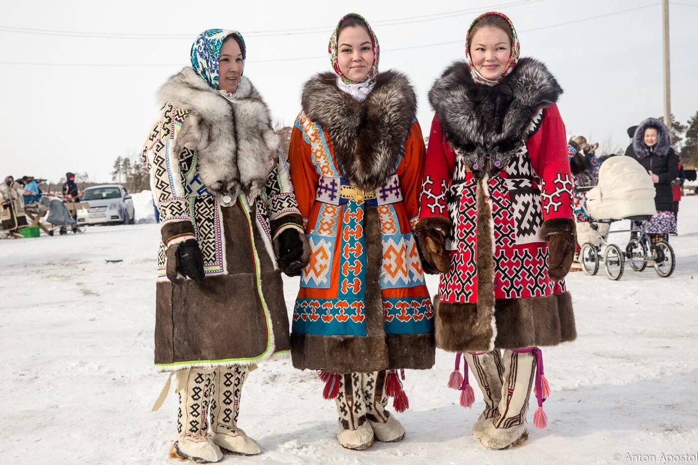 Народный костюм ханты и манси. Костюмы ханты мансийск. Костюмы ханты мансийск. Манси коренной народ урала. Национальная одежда ханты и манси.