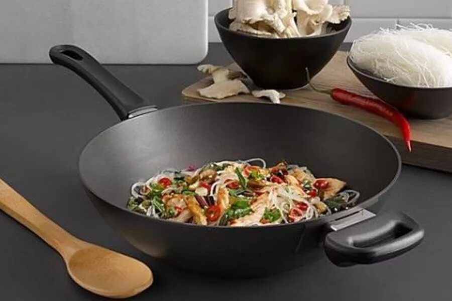 сковорода вок готовка. блюда на чугунном воке. блюда приготовленные в воке. блюда в сковороде вок. сковорода вок обжаривание.