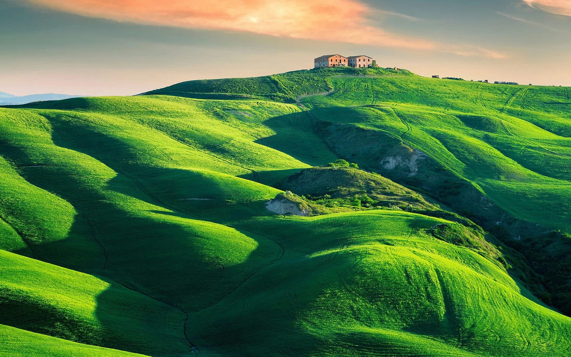 С холма открывается удивительный вид. Холмы Такака, новая Зеландия. Green Hills зеленые холмы Ирландии. Зеленое поле Тоскана. Кейдские поля Ирландия.