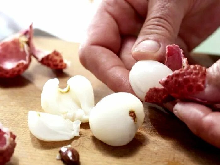 Китайский виноград личи. Личи как чистить и есть. Личи мадагаскарские. Личи драконий глаз. Китайская ягода личи.