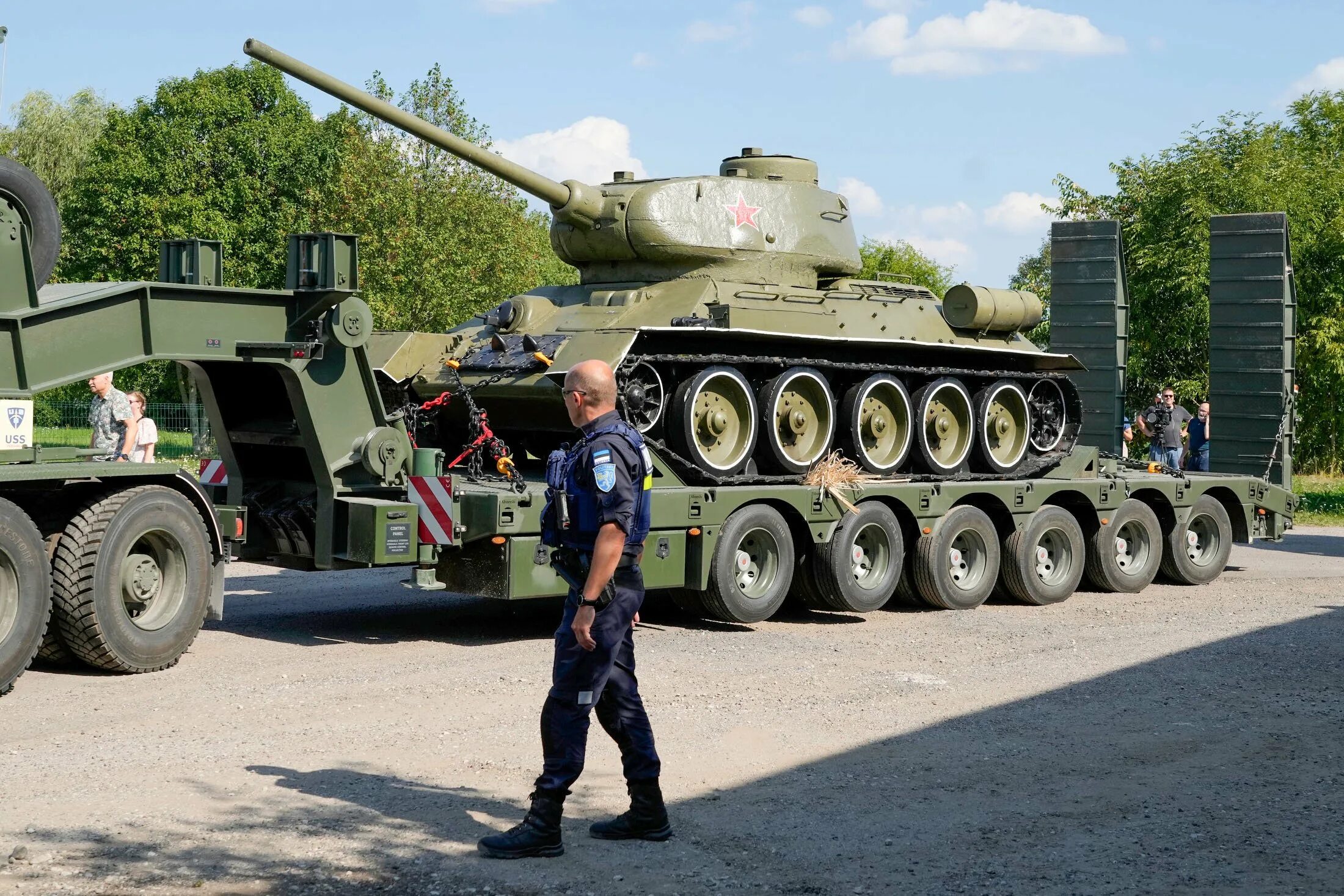 Эстония направит одного военного. Т-34 В Нарве. Нарва памятник т 34. В Нарве демонтировали памятник т-34. Танк в Нарве.