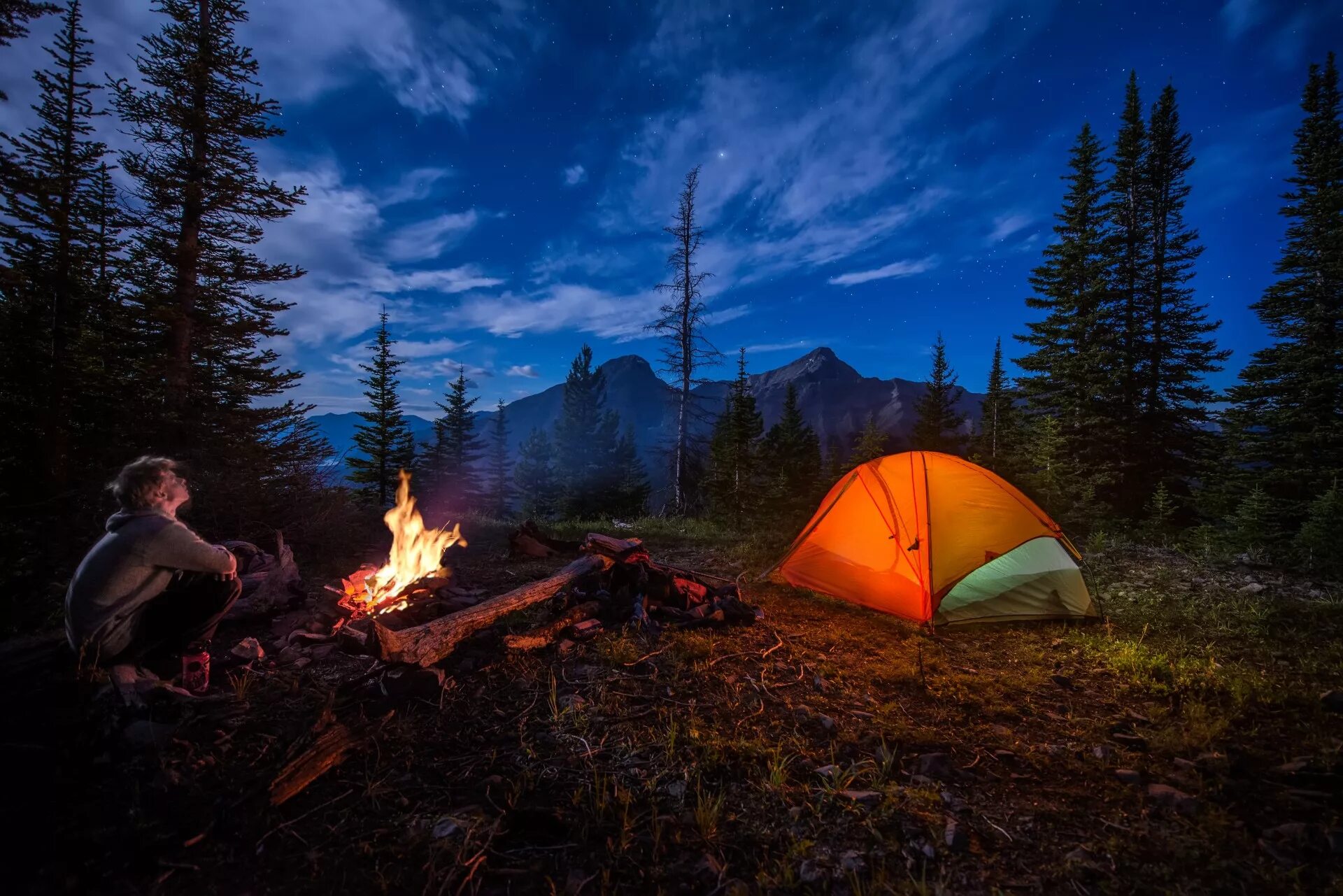 Mountains camping. Палатка в лесу. Палатка костер. Поход с палатками. Туризм с палатками.