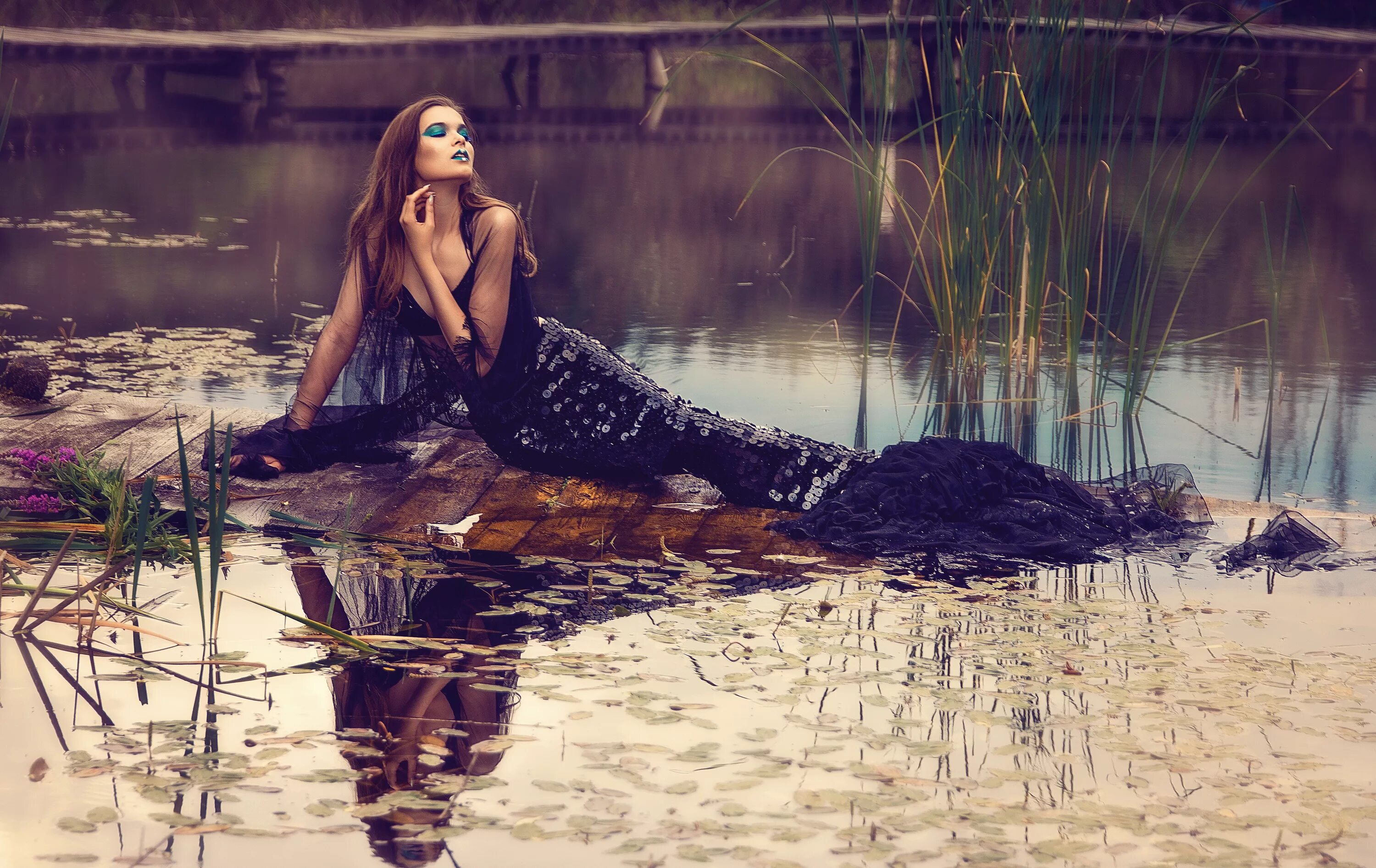 Девушка у пруда. Фотосессия на пруду. Фотосессия в воде. Фотосессия в воде в платье.