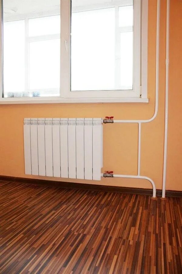 Декорирование труб отопления. Трубы отопления в квартире. Декоративный короб для труб отопления. Экран для батареи отопления. Спрятать трубы отопления в комнате.